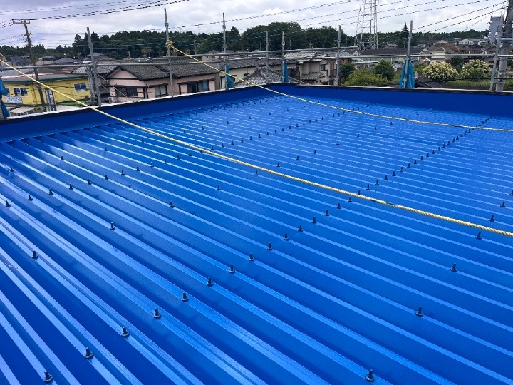 木更津市草敷にて錆で穴があいた折半屋根に「補修工事+無機塗装工事」を行い防水性回復